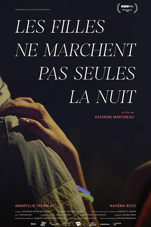 Les filles ne marchent pas seules la nuit — постер
