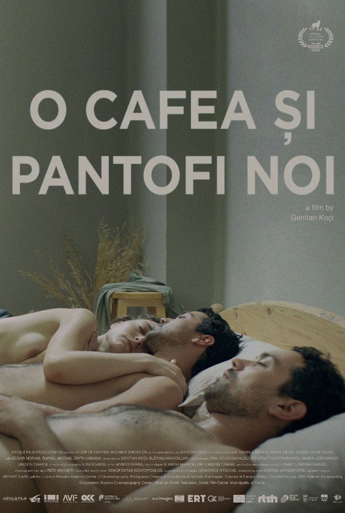 Një filxhan kafe dhe këpucë të reja veshur — постер