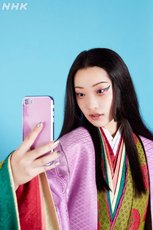 紫式部のスマホ — постер